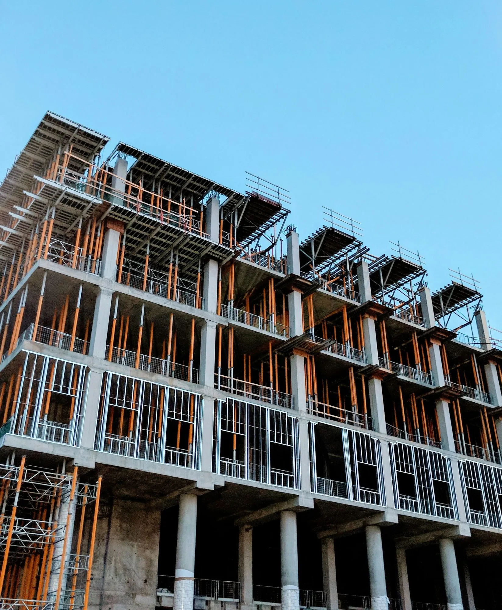 Edificio en construcción con la estructura a la vista